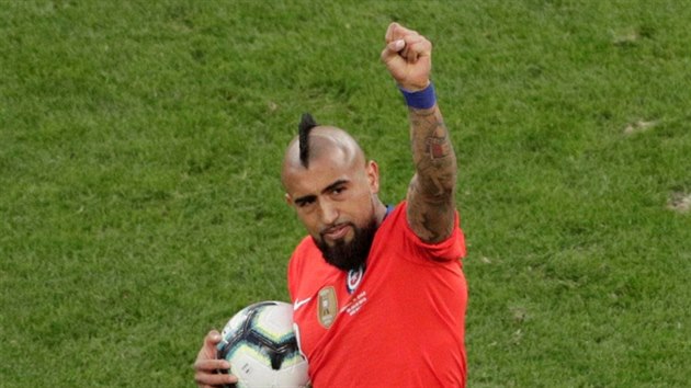 Arturo Vidal z Chile oslavuje gl proti Argentin.