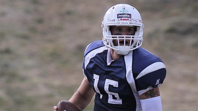 Momentka ze zpasu ligy americkho fotbalu  Ostrava Steelers - Pardubice Stallions. Ostravsk fotbalista Douglas Webster.