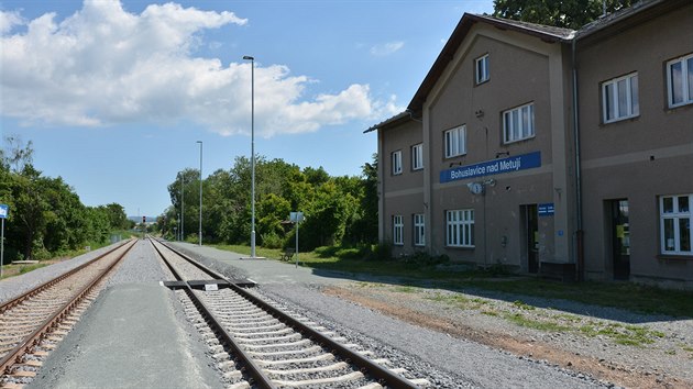 Na ndra v Bohuslavicch nad Metuj nejsou zven nstupit, ale jen udusan trk mezi kolejemi.