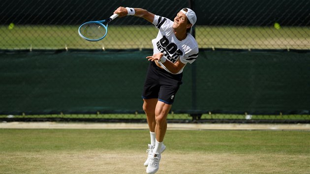 Tom Berdych bhem trninku ve Wimbledonu