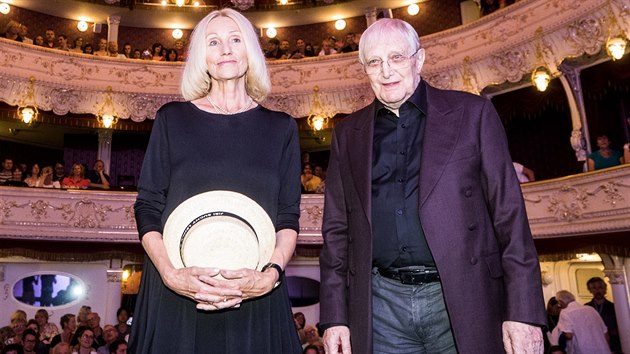 Olga Sommerová a Jiří Suchý promluvili v Karlovarském městkém divadle před premiérou dokumentu Jiří Suchý - lehce s životem se prát (4. července 2019).
