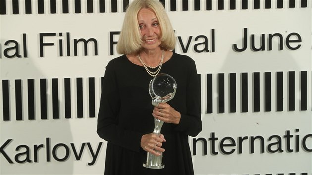Olga Sommerov� s div�ckou cenou, kterou si vyslou�il jej� dokument o Ji��m Such�m (6. �ervence 2019).