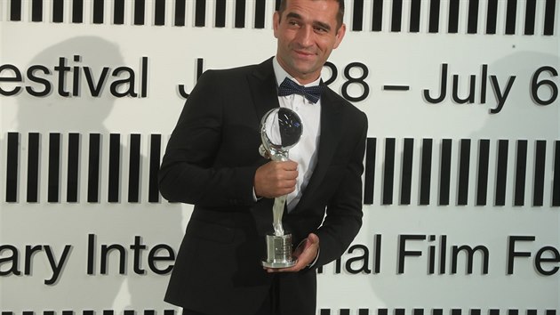 Slovenský herec Milan Ondrík s cenou pro nejlepšího herce (6. července 2019).