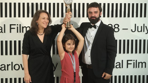 Tvrci filmu Otec Petar Valanov a Kristina Grozeva s dcerou a cenou pro nejlep film (6. ervence 2019)