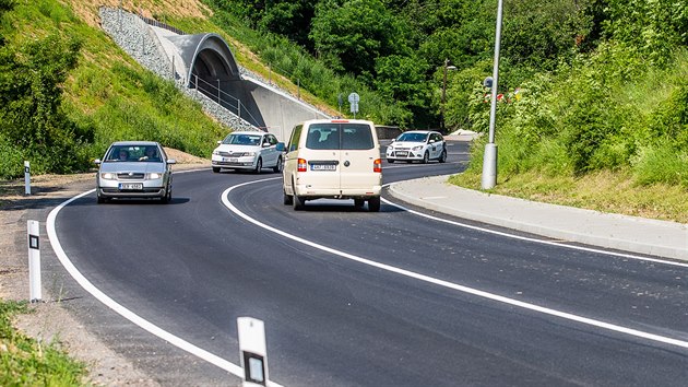 Opravenm viaduktem v Krn na pedmst Novho Msta nad Metuj mohou auta jezdit obousmrn.