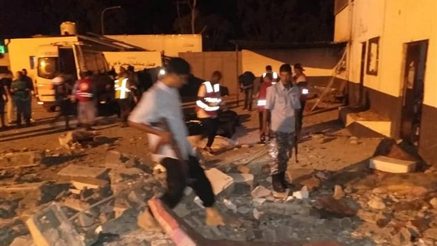 Zchrani a pracovnci ostrahy v troskch po nletu na detenn centrum v Tripolisu (3. ervna 2019).