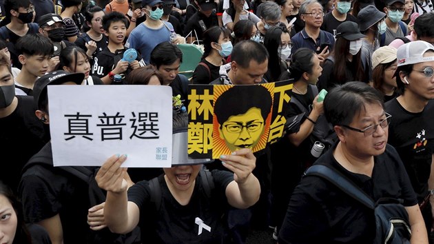 Lid protestujc v Hongkongu (5. ervence 2019). Kvli nvrhu pln od ervna ulice Hongkongu davy demonstrant pi nejvtch protestech od pedn bval britsk kolonie pod nadvldu ny v roce 1997.