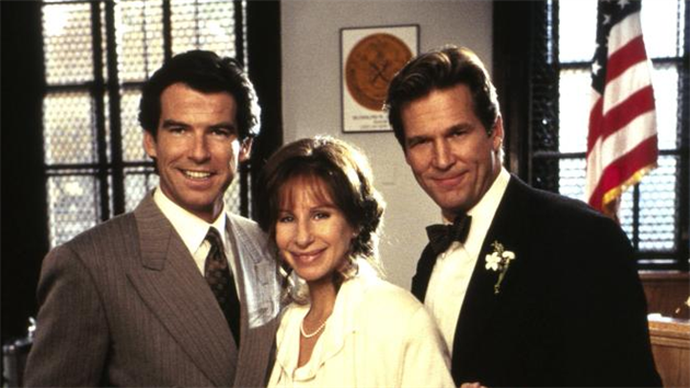 Pierce Brosnan, Barbra Streisandová a Jeff Bridges ve filmu Dvě tváře lásky (1996)