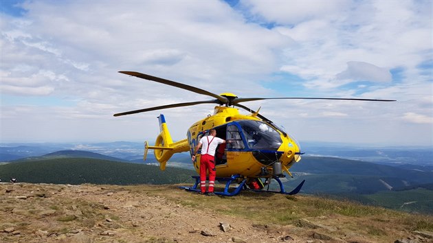 Resuscitaci starho mue na Jubilejn cest na Snku m za sebou Horsk sluba i polsk GOPR, pomohl defibriltor od Hradeckho kraje. (7. ervence 2019)