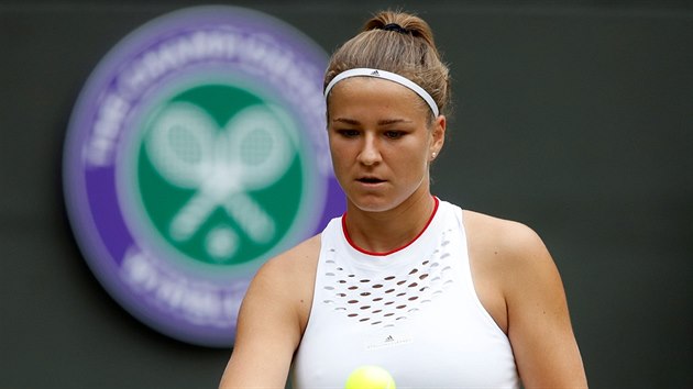 Karolna Muchov se rozcviuje ped tvrtfinle Wimbledonu.
