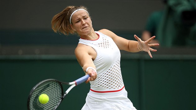 Karolna Muchov returnuje ve tvrtfinle Wimbledonu.