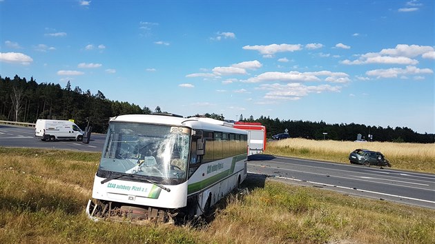 U Temon na Plzesku se srazilo osobn auto s autobusem (3.7. 2019)