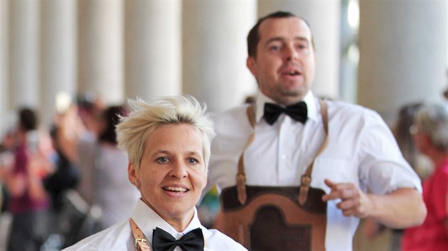 Na trase od L�ze�sk�ho mostu na Ml�nskou kolon�du b�elo cca 70 v��epn�ch z cel� republiky  (4.7.2019).