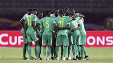 Fotbalisté Senegalu se radí pi utkání s Keou.