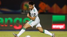 Adam Ounas z Alírska útoí v utkání proti Tanzanii.