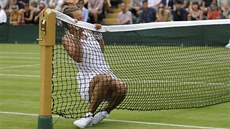 eská tenistka Barbora Strýcová nabhla do sít bhem 3. kola Wimbledonu.