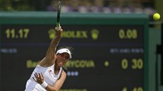 eská tenistka Barbora Strýcová podává bhem osmifinále Wimbledonu.