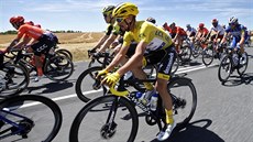 Francouzský cyklista Julian Alaphilippe v lutém trikotu lídra Tour de France.