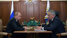 Ruský prezident Vladimir Putin s ministrem obrany Sergejem ojguem. (2....