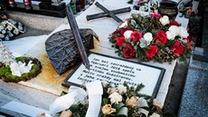 Hrob zavradného slovenského novináe Jana Kuciaka na hbitov ve tiavniku...