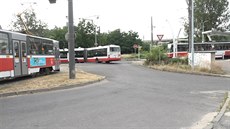 Mezi Smíchovem a Hluboepy nejezdí tramvaje, nahradily je autobusy