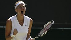 eská tenistka Petra Kvitová se povzbuzuje ve druhém kole Wimbledonu.