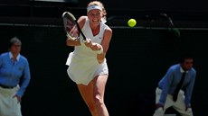 Petra Kvitová hraje bekhend ve druhém kole Wimbledonu.