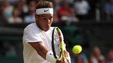 panl Rafael Nadal se soustedí na bekhend ve druhém kole Wimbledonu.
