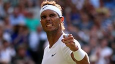 panl Rafael Nadal se povzbuzuje ve druhém kole Wimbledonu.
