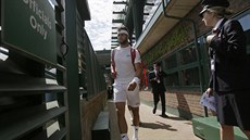 Jií Veselý bhem tetího kola Wimbledonu, ve kterém se utkal s Benoitem Pairem...