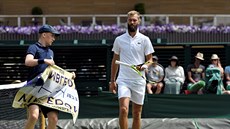Francouz Benoit Paire bhem zápasu tetího kola Wimbledonu proti Jiímu...