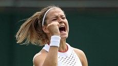 Karolína Muchová se raduje z postupu do osmifinále Wimbledonu.