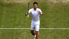Srb Novak Djokovič se raduje z postupu do osmifinále Wimbledonu.