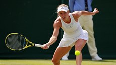 Dánka Caroline Wozniacká odehrává balon b�hem zápasu proti �í�ance �ang �uaj.