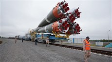 Píprava ruské nosné rakety typu Sojuz 2.1b na kosmodromu Vostonyj dne 2....