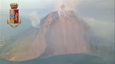 Italská sopka Stromboli zaala chrlit dým a lávu. (3. ervence 2019)