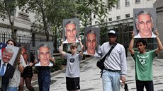 Demonstranti držící podobizny Jeffreyho Epstenina čekají na výsledek stání s...