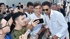 Italský fotbalový branká Gianluigi Buffon se fotí s fanouky ped svým...