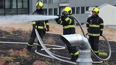 Pratí hasii zasahovali u poáru travního porostu na stee obchodního centra...