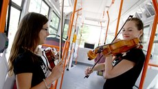 Cestující v tramvaji brněnské filharmonie si mohli v pondělí užít jízdu za...