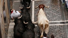 Lidé prchají ped býky ve panlské Pamplon. (7. ervence 2019).