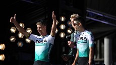 Peter Sagan zdraví diváky pi prezentace tým ped startem Tour na slavném...