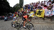 Greg van Avermaet (vep�edu) a Xandro Meurisse p�i stoupání ke slavné kapli�ce.