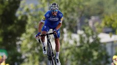 ZA TRIUMFEM I LUTÝM DRESEM. Julien Alaphilippe triumfoval ve tetí etap Tour.