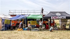 Bojovníci proti klimatické změně rozdělali svůj tábor ve Veltrubech u Chvaletic.