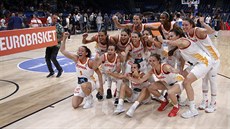 Španělské basketbalistky slaví titul mistryň Evropy.