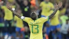 Brazilec Dani Alves slaví triumf ve finále jihoamerického ampionátu.