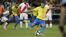 Brazilec Richarlison kope penaltu ve finále jihoamerického ampionátu proti...