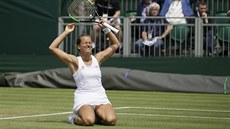 Barbora Strýcová slaví vítzství v osmifinále Wimbledonu.