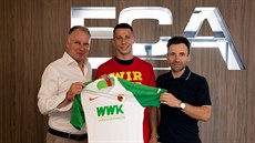 Marek Suchý po podpisu smlouvy s Augsburgem. Vlevo sportovní editel klubu...